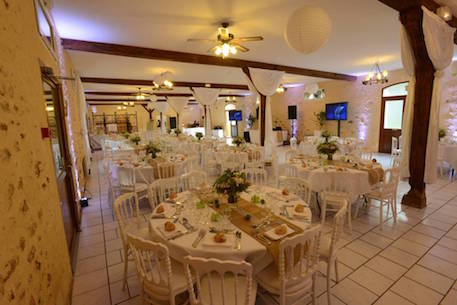 photo salle avec vue sur les tables